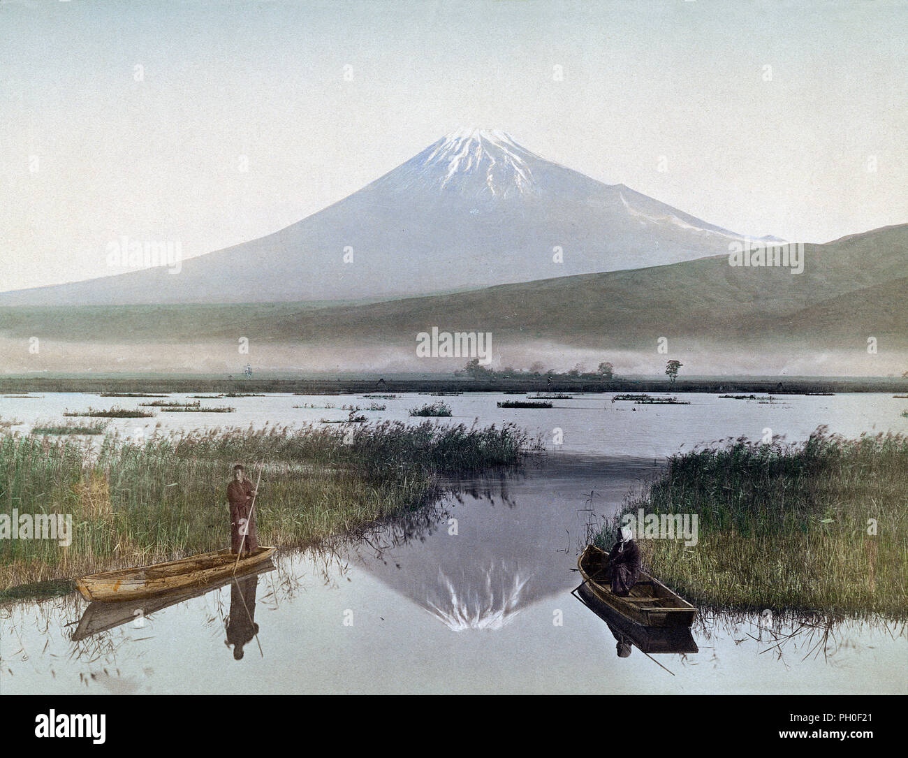 [ 1890 GIAPPONE - Due barche sul lago vicino a monte Fuji ] - Vista del Mt. Fuji da Ukishimanuma vicino Kashiwabara-Shinden nella città di Fuji, Prefettura di Shizuoka. Due piccole barche possono essere visti in primo piano. Mt. Fuji è ben riflessa nell'acqua. Xix secolo albume vintage fotografia. Foto Stock