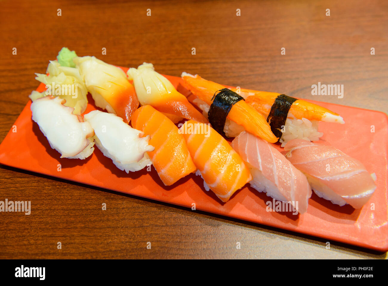 Tradizionale Giapponese del nigiri sushi set con calamari, salmone, tonno, granchio su red plat Foto Stock