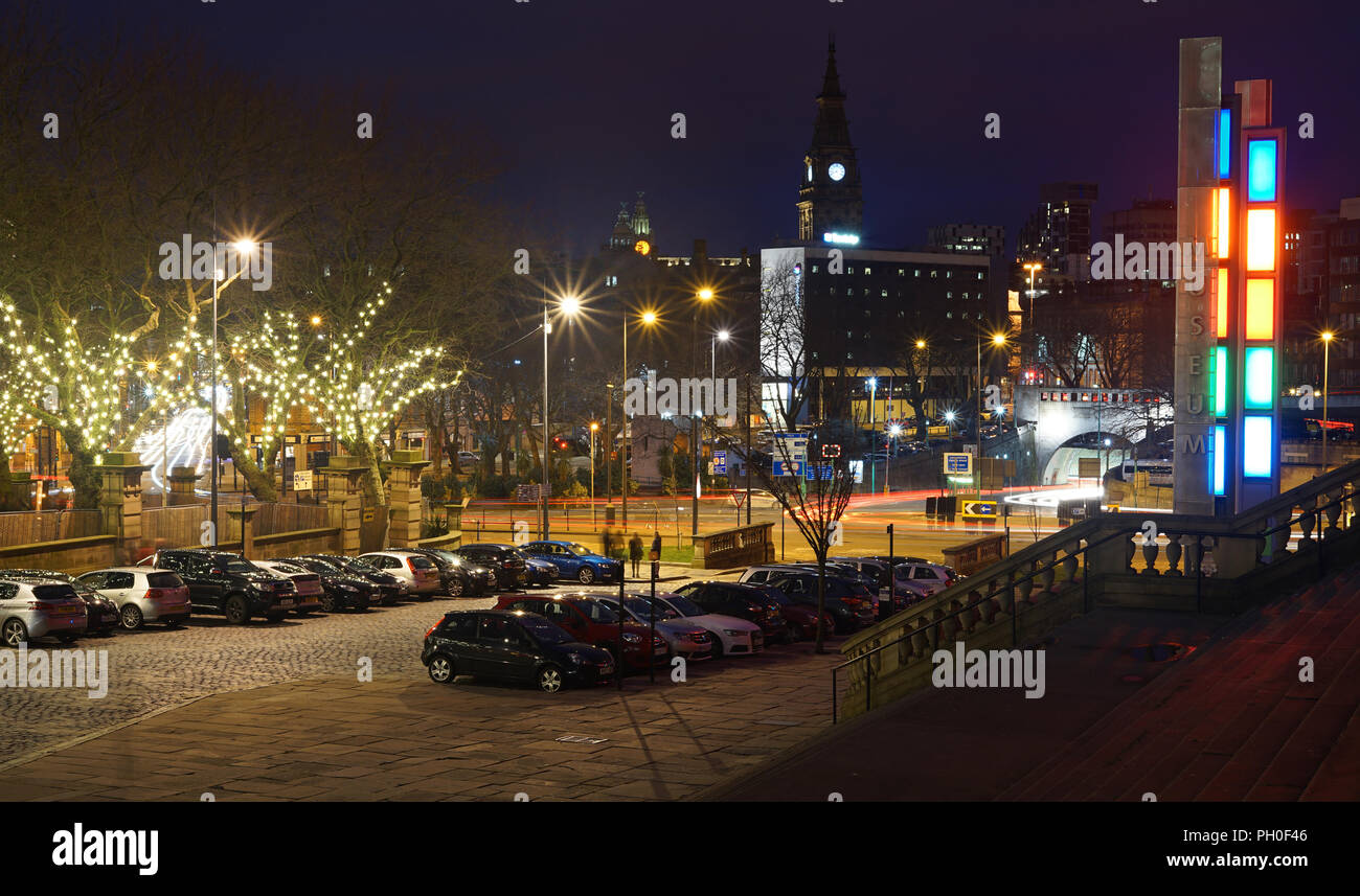 William Brown St e World Museum ingresso, Liver Building in distanza, 2018. Alberi illuminato a sinistra in St John's Gardens. Foto Stock