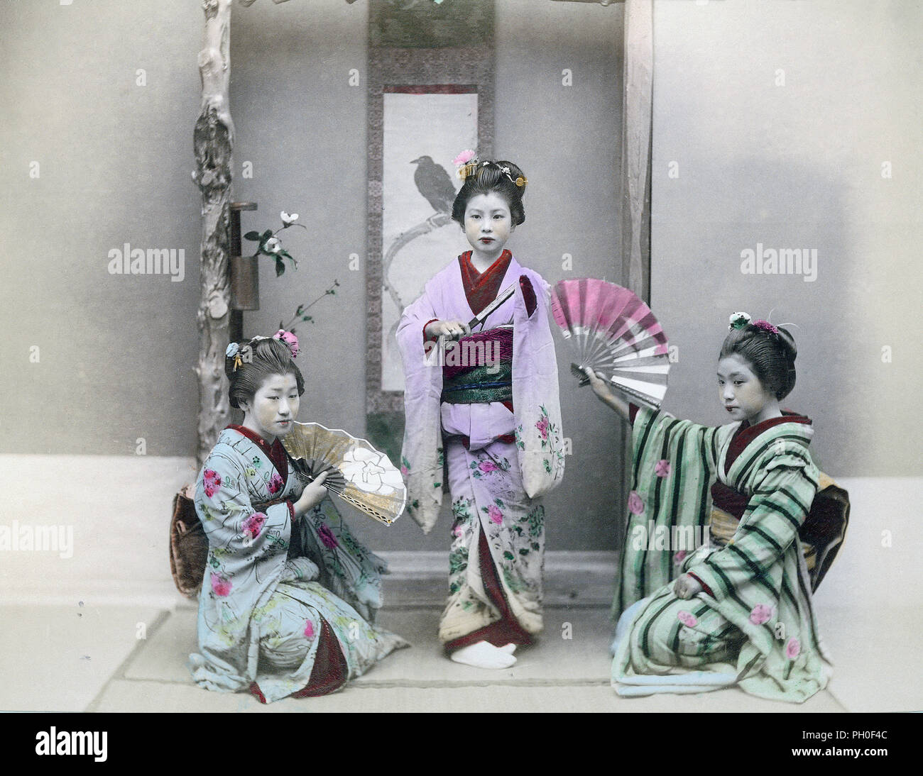 [ 1870 Giappone - tre giovani donne giapponesi Dancing ] - Tre (maiko geisha apprendisti) in kimono e acconciature tradizionali eseguire una danza azienda ventilatori. Xix secolo albume vintage fotografia. Foto Stock