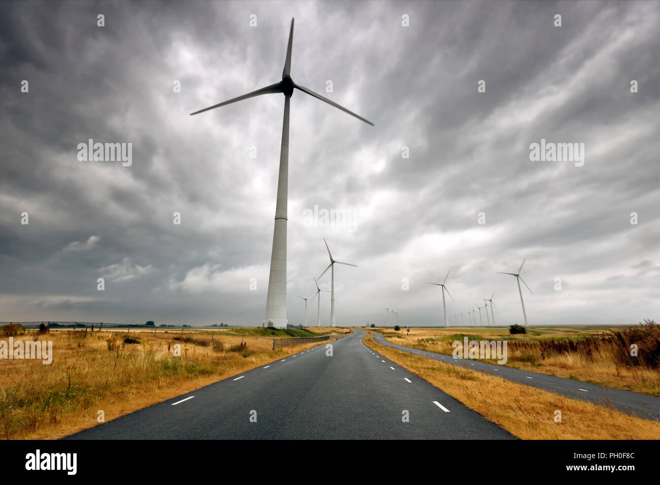 Dark cielo velato e delle turbine a vento, Eemshaven, Paesi Bassi Foto Stock