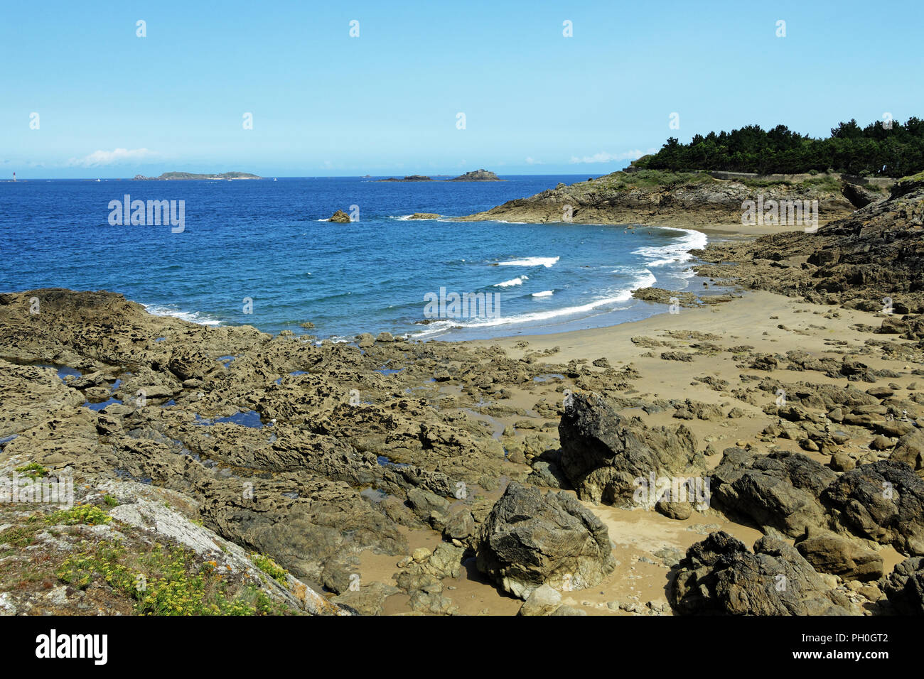 Cornicione 'La Goule aux Fées' insenatura della "Roche Pelée", "Pointe de la Roche Pelée' (Dinard, Ille et Vilaine Bretagna, Francia). Foto Stock