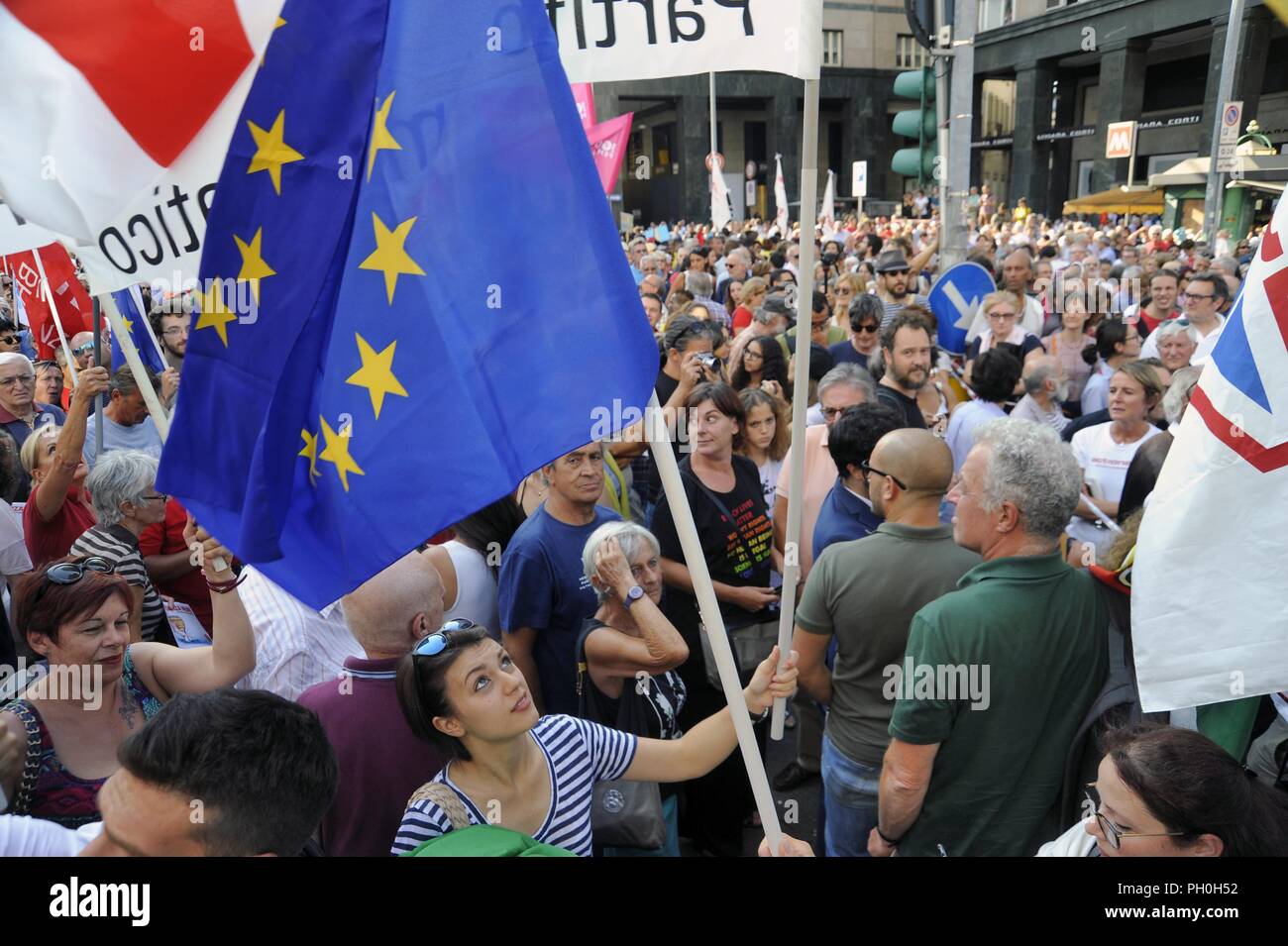 Milano (Italia), 28 agosto 2018, anti-fascista e anti-razzista manifestazione denominata da numerose sinistra e i partiti democratici e le organizzazioni per contrassegnare la riunione nella prefettura di Matteo Salvini, ministro degli interni e il leader del partito di destra lega, con il premier ungherese Viktor Orban. Foto Stock