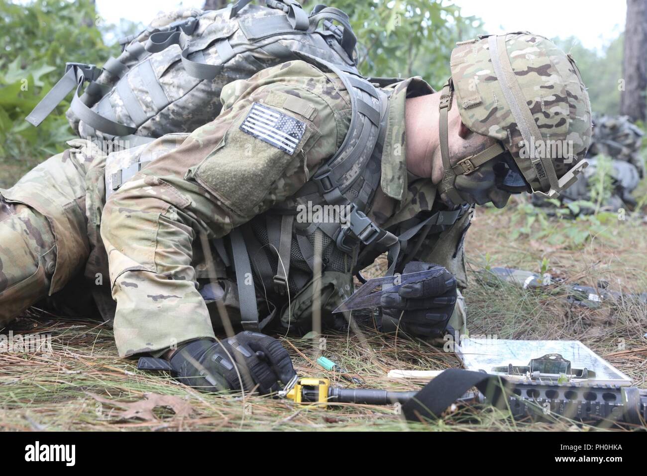 Stati Uniti La riserva di esercito di Spc. John Mundey, un ponte membro dell'equipaggio da Berkeley Springs, West Virginia, ingegnere 459th Company (multiruolo ponte), 299i Combat Engineer battaglione, 412 Teatro comando ingegnere, tenute i suoi punti al primo rally point durante la navigazione terrestre evento al 2018 U.S. La riserva di esercito guerriero migliore concorrenza a Fort Bragg, Carolina del Nord, 14 giugno 2018. Oggi, U.S. La riserva di esercito di soldati dare loro tutto ciò che hanno per spingere oltre i loro limiti e completare l'ultimo giorno di eventi nel 2018 U.S. La riserva di esercito guerriero migliore concorrenza. Foto Stock