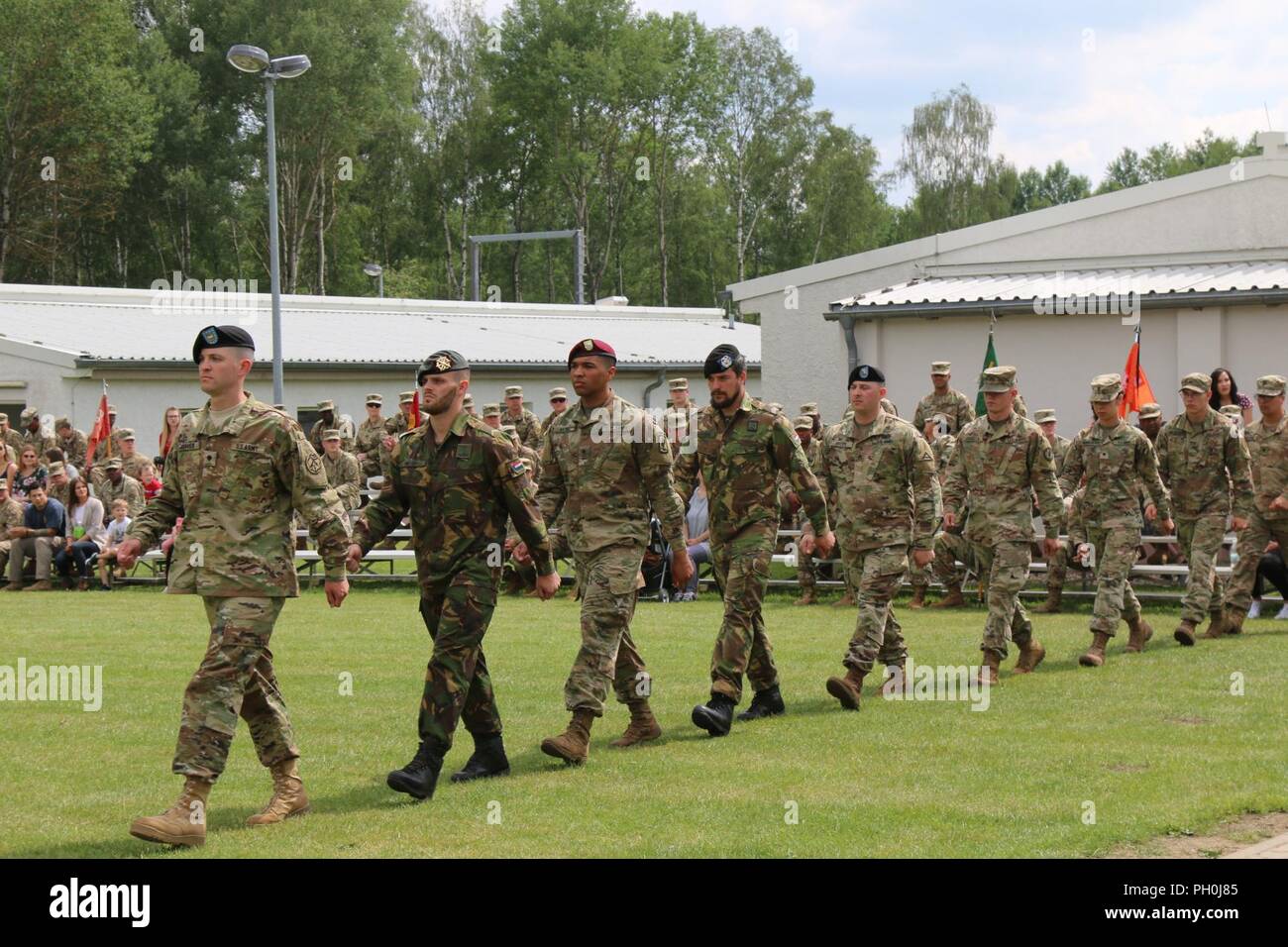 Top i soldati della classe di laurea del settimo esercito Accademia NCO entrano in campo per ricevere i premi durante la cerimonia di laurea di Grafenwoehr, Germania, 15 giugno 2018. Foto Stock