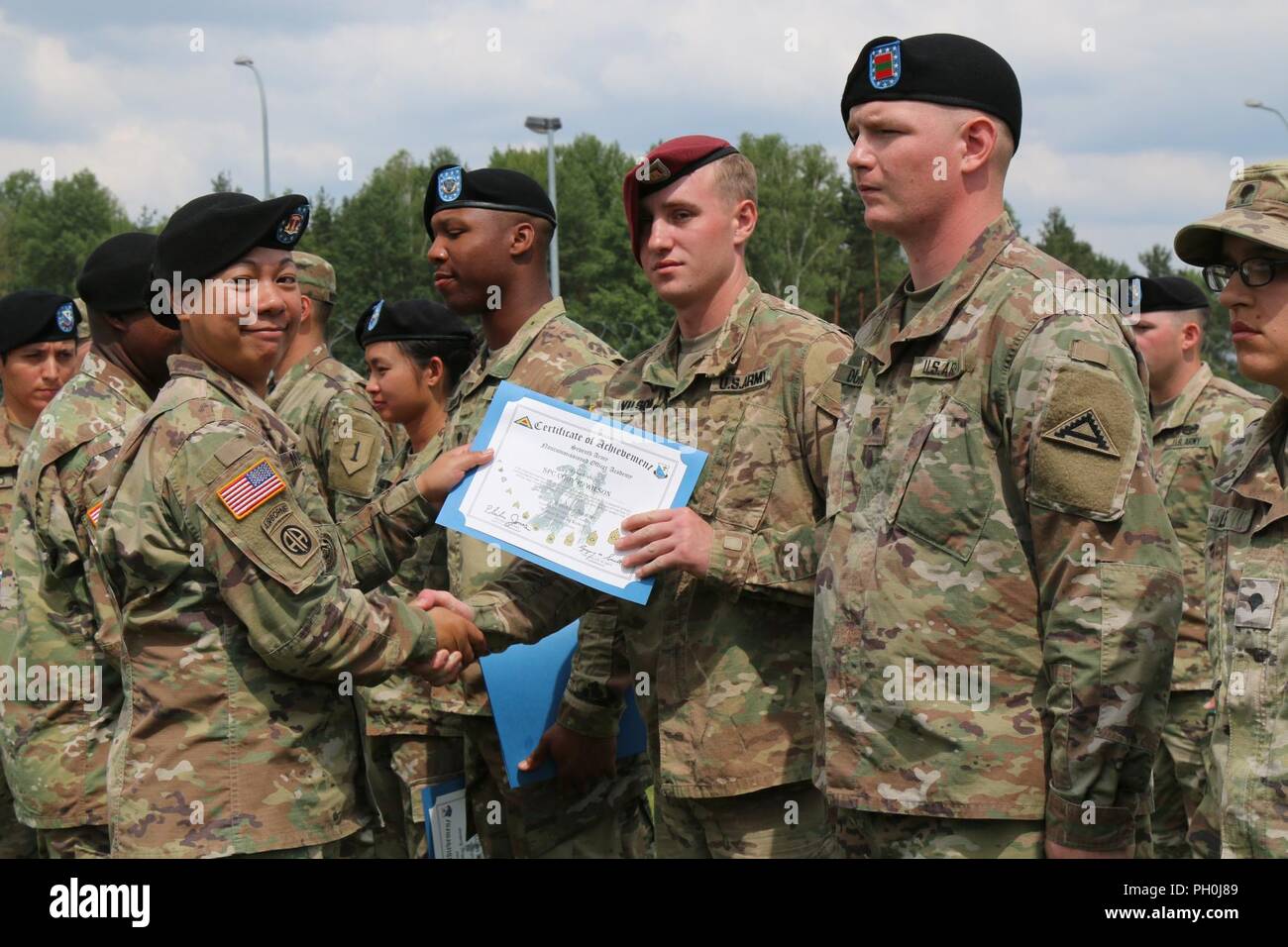 Spc. Cody R. Wilson riceve il forte iniziativa premio durante il settimo esercito Accademia NCO cerimonia di laurea in Grafenwoehr, Germania, 15 giugno 2018. Foto Stock