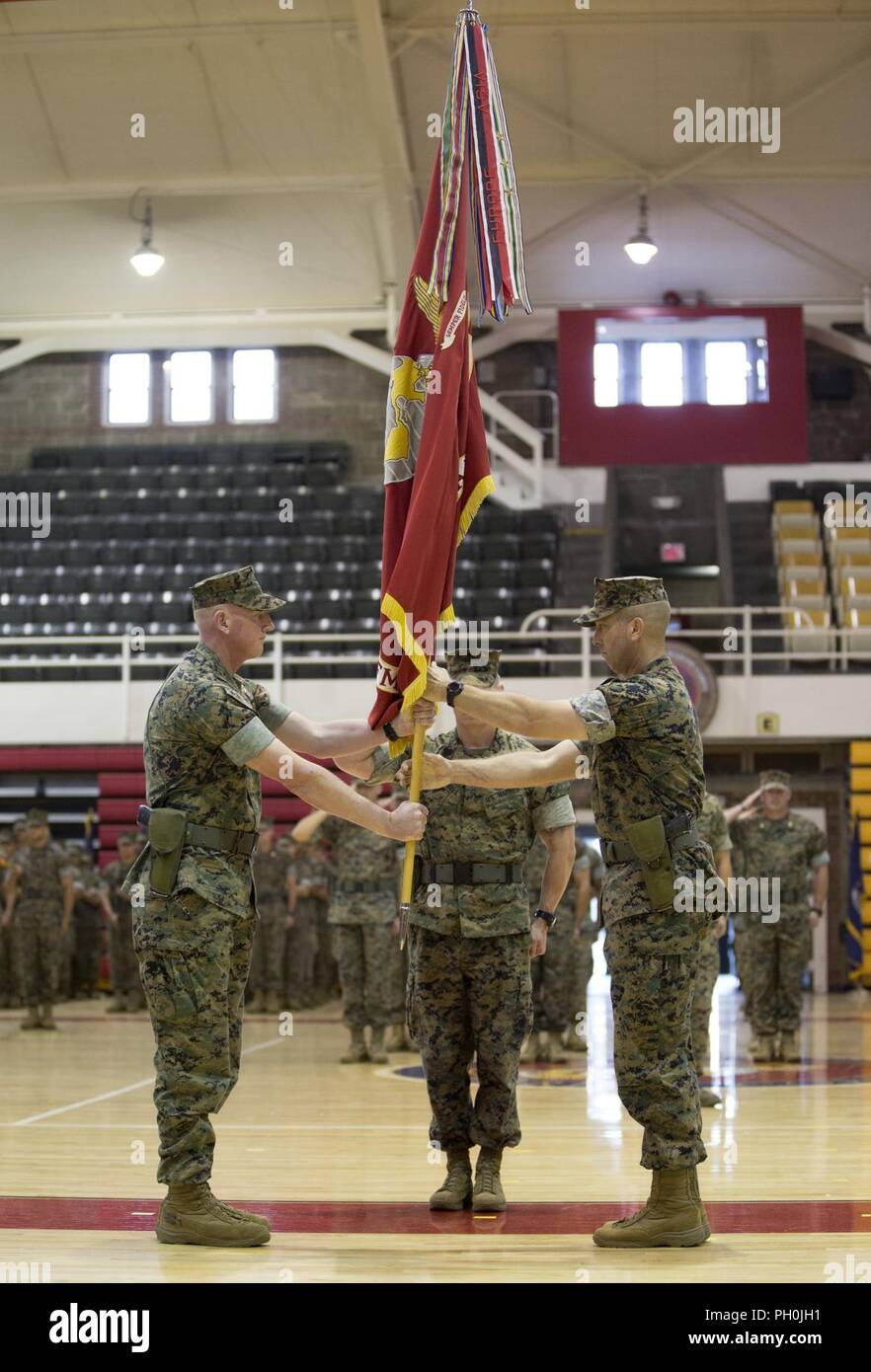 Stati Uniti Marine Corps Lt Col Charles D Nicol Sinistra Incoming Comandante Del Secondo Battaglione Del Serbatoio Seconda Divisione Marine Riceve L Unita I Colori Dal Lt Col Lancia J Langfeldt Destro In