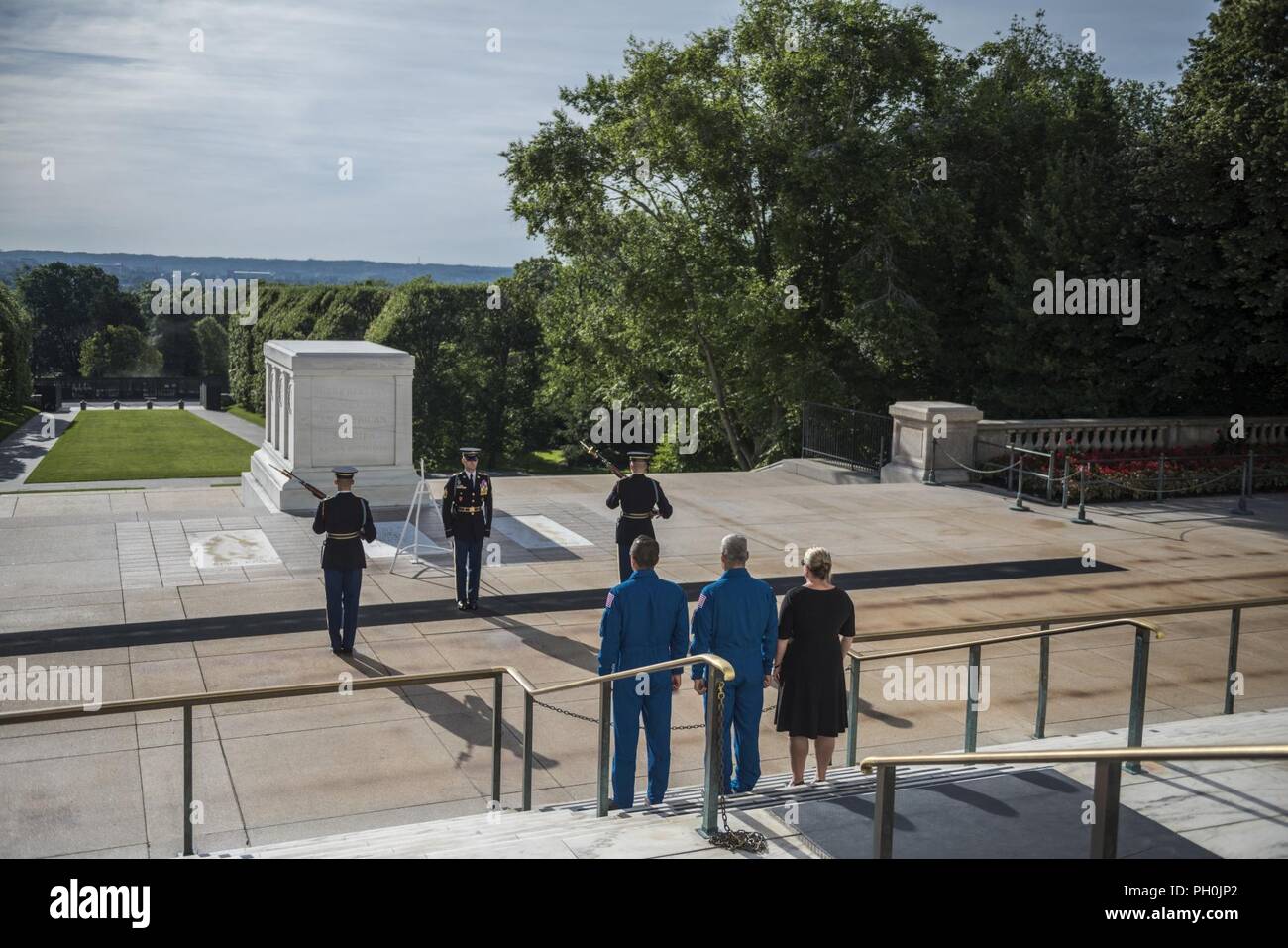 Gli astronauti della NASA Joe Acaba (sinistra) e Mark Vande Hei (centro) guardare la cerimonia del Cambio della guardia presso la tomba del Milite Ignoto presso il Cimitero Nazionale di Arlington Arlington, Virginia, 15 giugno 2018. Mentre a ANC, Vande Hei e Acaba presentato al Col. Jerry Farnsworth, capo del personale, il Cimitero Nazionale di Arlington e l esercito nazionale i cimiteri militari, un ANC Patch dipendente che era volato a bordo della Stazione Spaziale Internazionale (ISS) durante spedizioni 53/54. Essi hanno inoltre presentato Col. Jason Garkey, comandante Regimental, 3d U.S. Reggimento di Fanteria (la vecchia guardia), con una tomba Guard Identificat Foto Stock