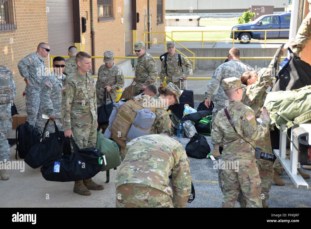 Stati Uniti Soldati con la Indiana Esercito Nazionale Guardia cargo carico in un box carrello a Campo Hulman Air National Guard Base, 15 giugno 2018. Indiana la guardia nazionale prenderà parte a un Fronte Unito Esercizio con i militari israeliani. Foto Stock