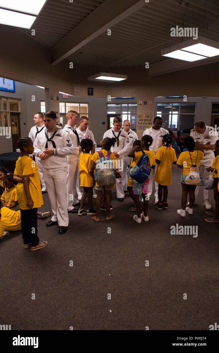 CHATTANOOGA, Tennessee (15 giugno 2018) i membri dell'Ohio-classe-balistico missile submarine USS Tennessee (SSBN 734), di interagire con i bambini presso l'Highland Park Club per ragazzi e ragazze durante la Marina Militare di Chattanooga settimana. Navy settimane sono progettati per collegare il pubblico con i marinai della marina militare, i programmi e le apparecchiature in tutto il paese. Ogni anno, America's Navy viene a casa a circa 15 città in tutto il paese per mostrare gli Americani perché avente una forte Marina è critica per il modo americano di vita. Foto Stock