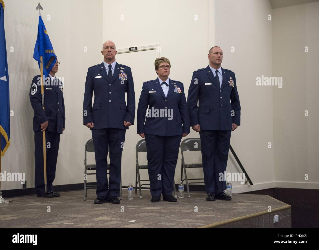 Col. Tim Donnellan, 124Fighter Wing Commander, Col. Stephanie Sheppard, l'uscita 124a sostegno delle missioni comandante del gruppo, e il tenente Col. Eric Newman, l'entrata 124MSG commander, stand presso l'attenzione come il colore delle marche di guardia durante la 124MSG cambiamento di cerimonia di comando Giugno 12, 2018 a Campo Gowen Boise, Idaho. La guardia d'onore è stato marciando per presentare i colori durante l'inno nazionale. Foto Stock