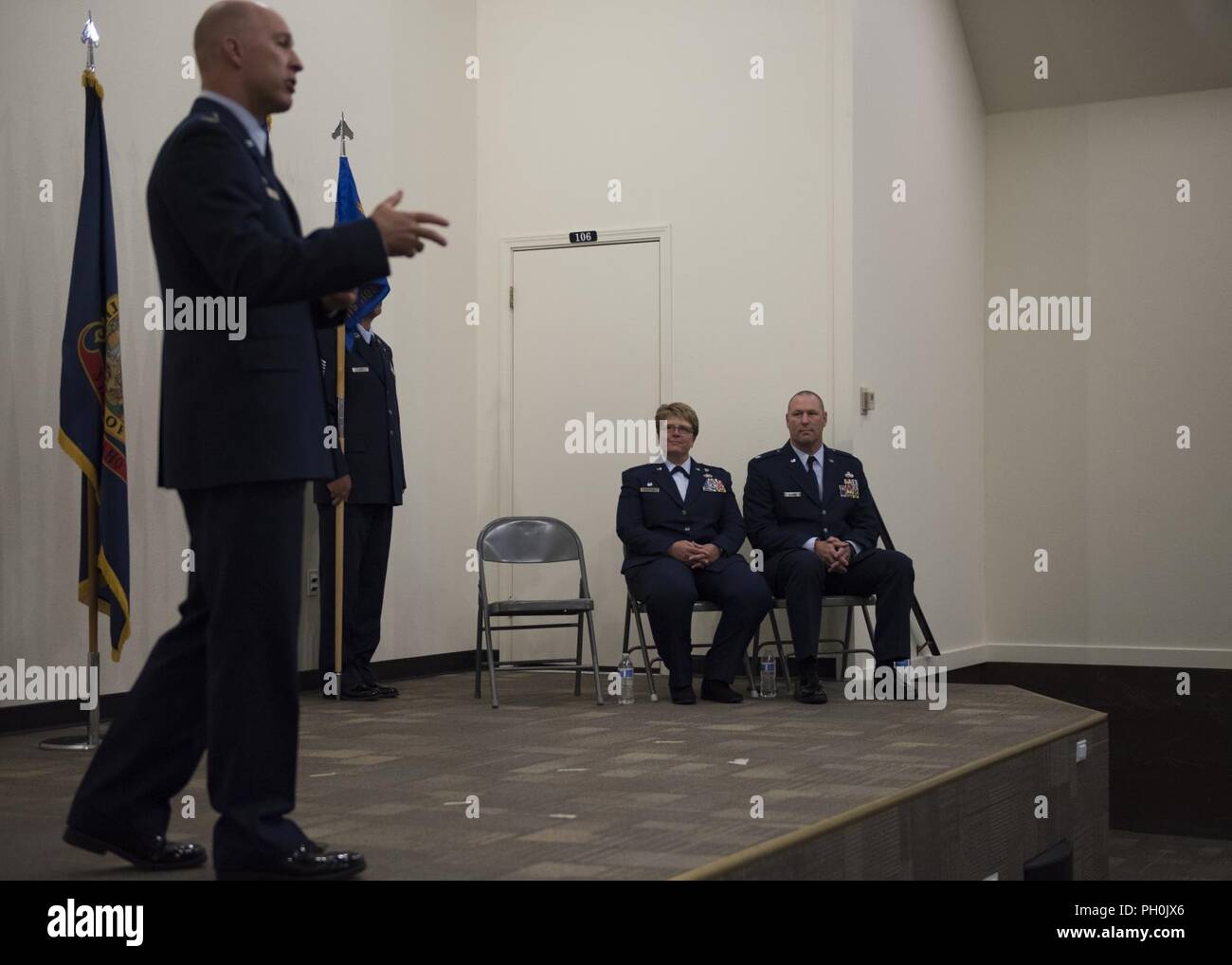 Col. Stephanie Sheppard, l'uscita 124a sostegno delle missioni comandante del gruppo, e il tenente Col. Eric Newman, l'entrata 124MSG commander, ascoltare Col. Tim Donnellan, 124Fighter Wing Commander, come egli affronta la aviatori, le famiglie e gli amici che frequentano il 124MSG cambiamento di cerimonia di comando Giugno 12, 2018 a Campo Gowen Boise, Idaho. Donnellan riconosciuto evidenzia risultati del MSG avieri. Foto Stock