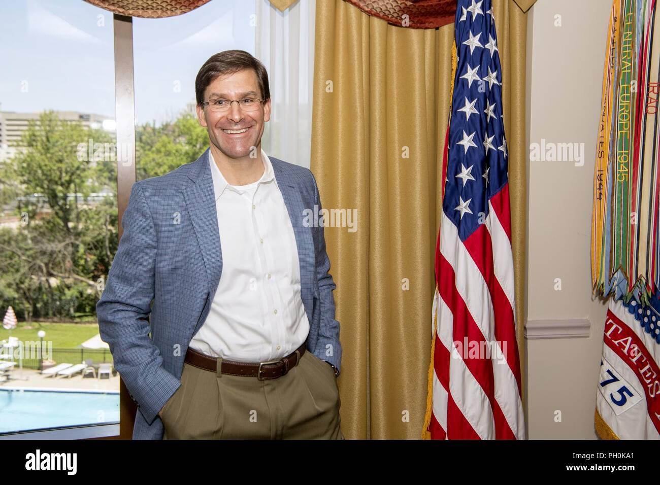 Segretario dell'esercito il dottor Mark T. Esper ospita l'esercito compleanno Ball Industry Sponsor pranzo presso la sala Patton, Base comune Myer-Henderson Hall, Arlington, Virginia, 16 giugno 2018. Foto Stock