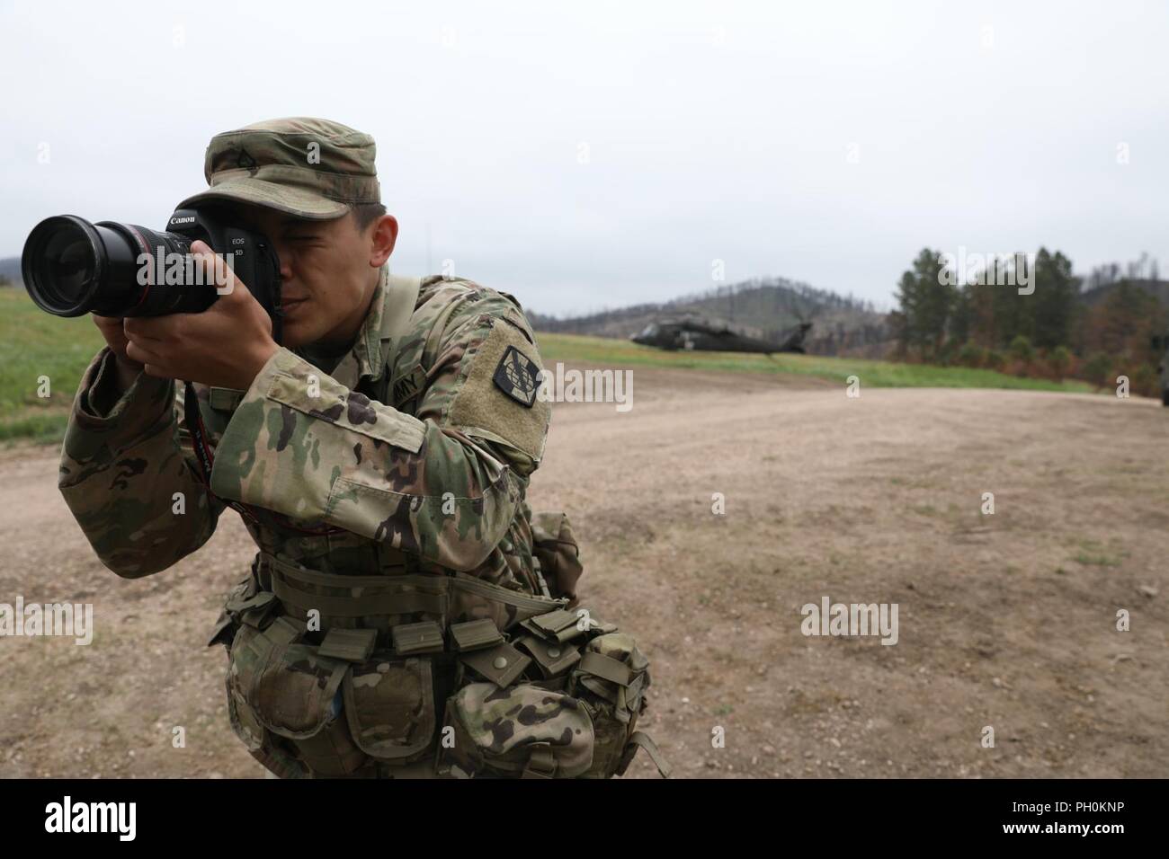 Stati Uniti Pfc dell'esercito. James Smith documenti una massa Casualty evento di formazione a sostegno del Golden Coyote, Custer State Park, S.D., 16 giugno 2018. Il Golden Coyote è un esercizio a tre-fase, scenario di esercizio di condotta condotta in Black Hills del Sud Dakota e Wyoming, quali comandanti permette di concentrarsi sulla missione requisiti essenziali per lo svolgimento delle attività e le attività del guerriero e punte di battaglia. Foto Stock