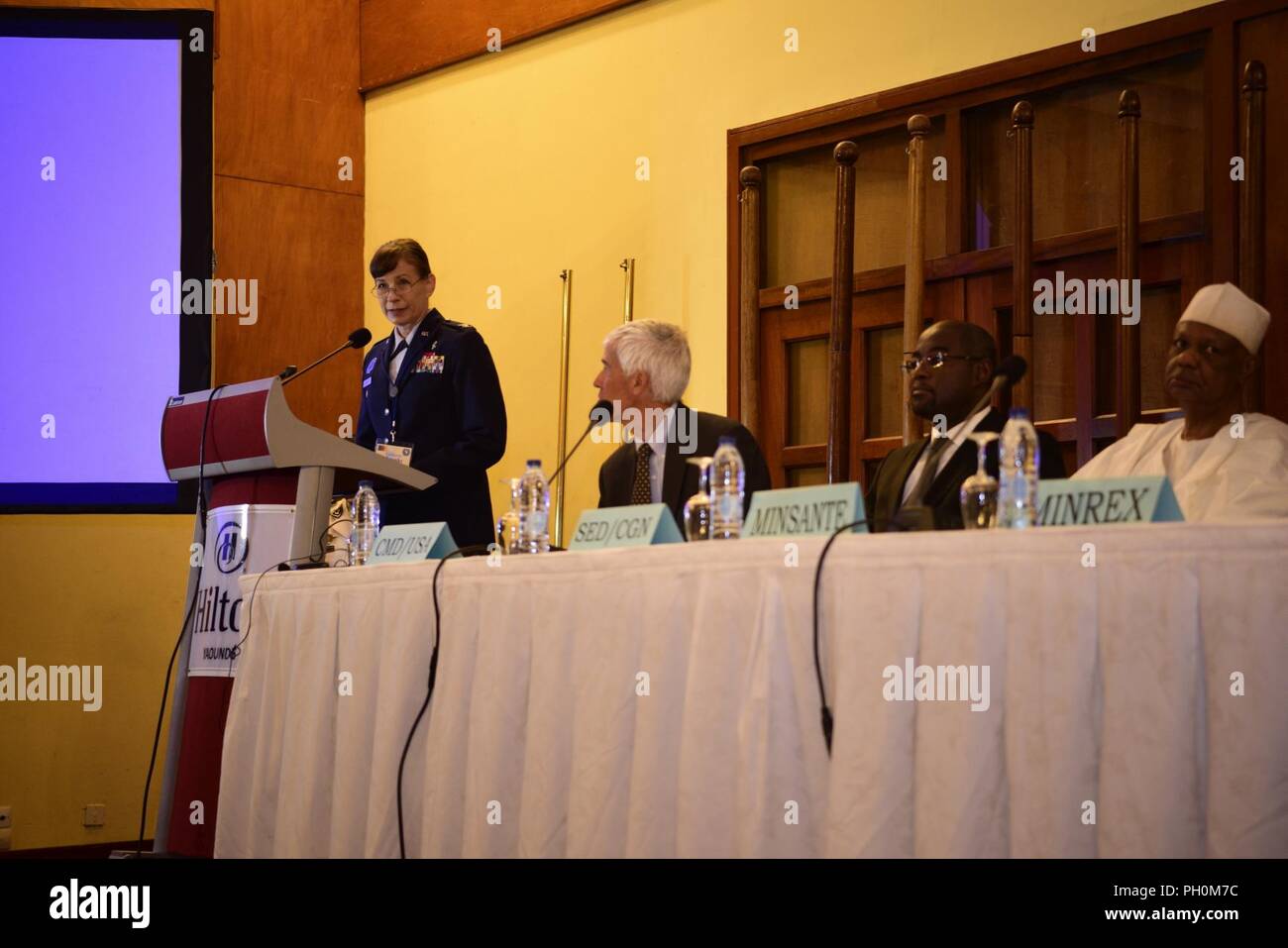 Stati Uniti Air Force Col. Krystal Murphy, U.S. Africa il comando Vice comando chirurgo, accoglie i partecipanti durante il Partner Africani focolaio Response Alliance cerimonia di apertura, 18 giugno 2018, a Yaoundé, in Camerun. Varie agenzie degli Stati Uniti insieme con 20 partner africani unite, collaboreranno e allineare le migliori pratiche per migliorare le capacità di risposta per i focolai di emergenti malattie infettive. Foto Stock