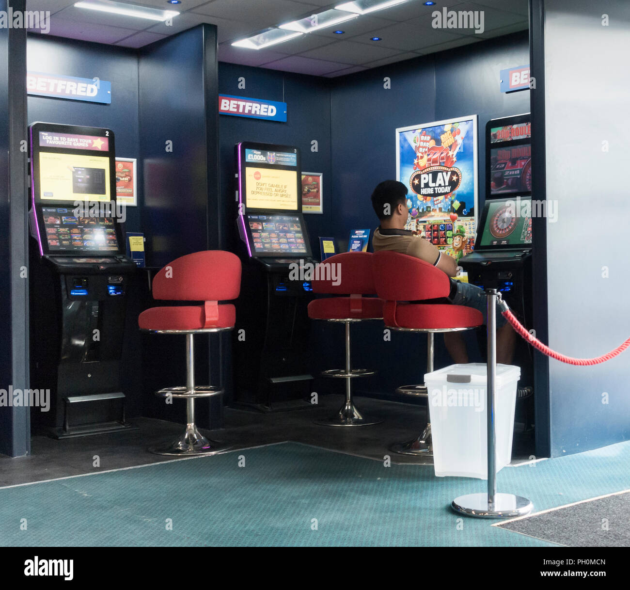 Fixed Odds betting terminali (FOBT) in Betfred betting office. Regno Unito Foto Stock