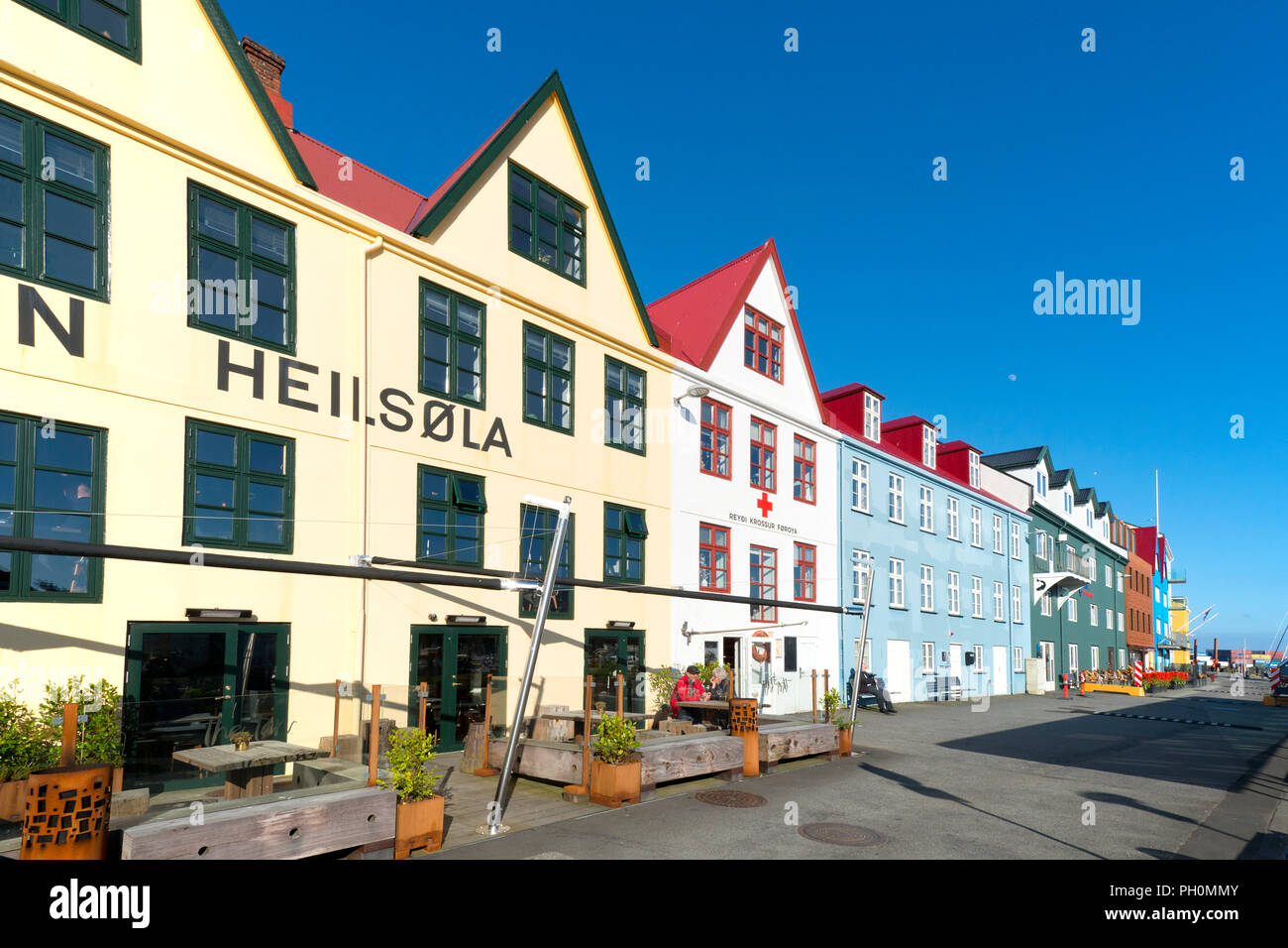 Fila di vecchie case nel porto di Thorshavn Isole Faer Øer, Danimarca Foto Stock