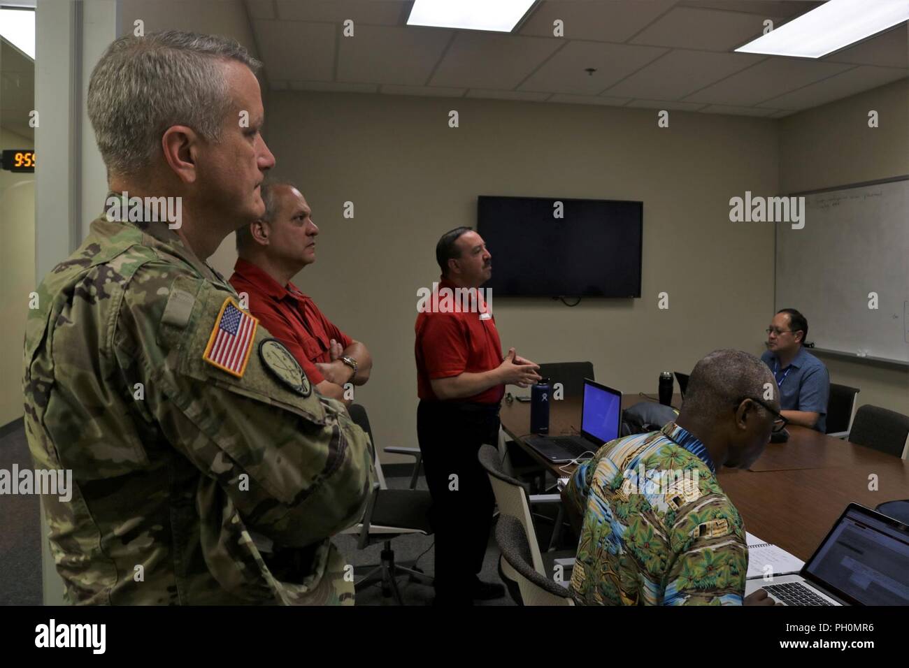 Una squadra del dipartimento della Air Force il 836th Cyber Operations Squadron, sono osservati dalla concorrenza i facilitator durante il giorno tre del Cyber X-Games 2018, ospitato dalla riserva di esercito Cyber Operations Group (ARCOG), 335a comando di segnalazione (teatro), e la University of Texas di San Antonio (UTSA), Giugno 15 a UTSA. Il Cyber X-Games è un corso di cinque giorni esercizio agevolato dai militari e dai partenariati academia consistente di indagine e ricognizione della cyber ambiente, iniettare il rilevamento e risposta e vivere rosso/blu teaming. Questo anno di giochi incentrati sulla protezione di rete di importanza critica Foto Stock