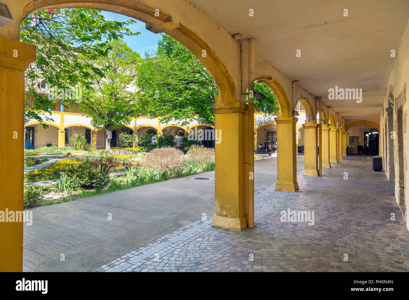 Portico nel cortile dell'Ospedale di Arles, ora chiamato l'Espace Van Gogh, Arles, Provenza, Francia Foto Stock