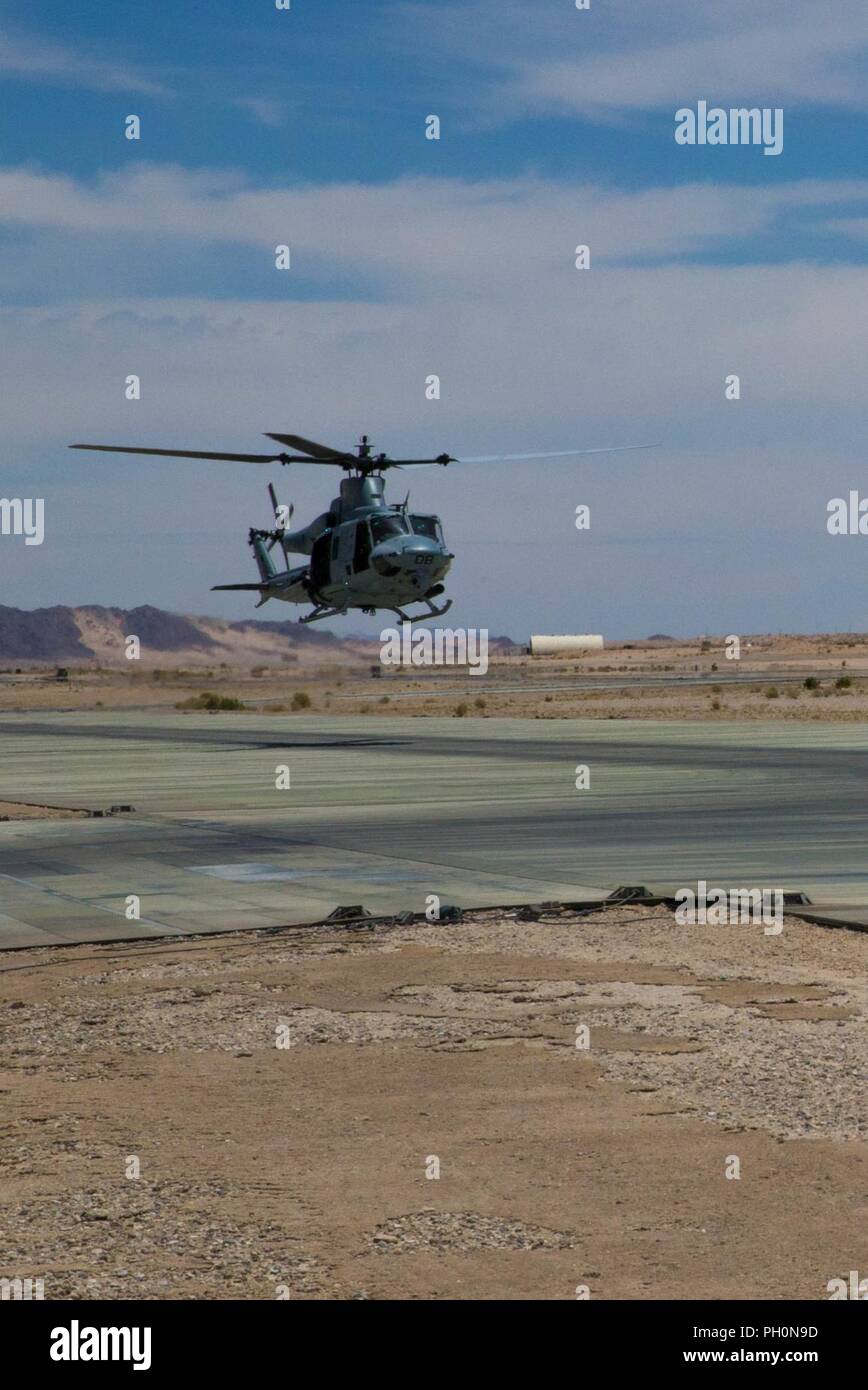 Un UH-1Y Venom con Marine elicottero leggero squadrone di attacco 775, Marine Aircraft Group 41, quarta Marine ala di aereo taxi sul airfield dopo una pistola spara, durante la formazione integrata esercizio 4-18, al Marine Corps Air Ground Centro di combattimento ventinove Palms, California, 16 giugno 2018. MAG 41, compreso di ala fissa Tactical Aircraft, tilt-rotore e velivoli ad ala rotante di supporto di assalto aereo, fornire l'aviazione elemento di combattimento a Marina di Massa aria Task Force 23 durante l'ITX 4-18. Foto Stock