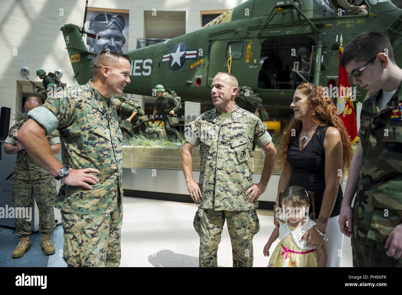 Stati Uniti Marine Corps Col. Donald Gordon, sinistra, parla con Master Gunnery Sgt. Troy poteri, esperto in materia, aria Comando & Controllo e compensazione del sensore, Programma Delegato sistemi terrestri e la sua famiglia seguenti poteri' cerimonia di pensionamento presso il Museo Nazionale del Marine Corps, Triangolo, Va., 14 giugno 2018. Poteri si è ritirato dopo aver servito fedelmente per venticinque anni in Marine Corps. Foto Stock