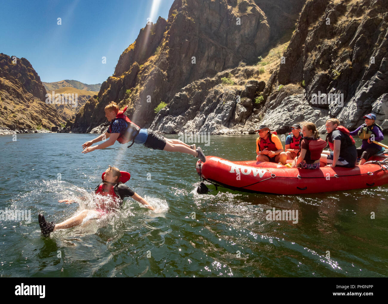 Sul fiume Snake attraverso Hells Canyon con fila di avventure. Foto Stock