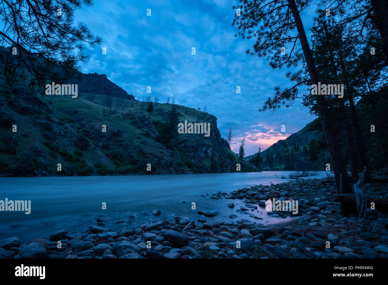 Tramonto al Survey Creek Camp sul fiume Middle Fork Salmon nell'Idaho. Foto Stock
