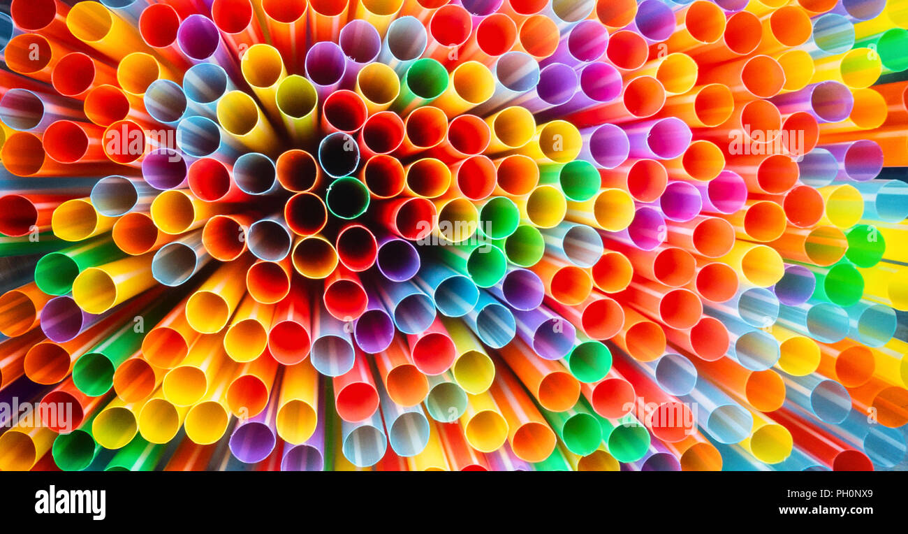 In plastica colorata di bere cannucce. Plastica concetto dell'inquinamento. Foto Stock