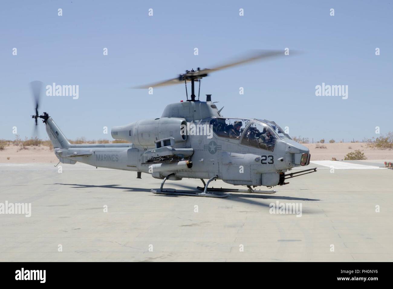 Un AH-1W SuperCobra, appartenenti alle Marine Attacco leggero elicottero Squadron 775, Marine Aircraft Group 41, quarto aeromobile Marina Wing, attende al braccio/de-stazione del braccio prima di condurre a chiudere il supporto aereo missione, durante la formazione integrata esercizio 4-18 al Marine Corps Air Ground Centro di combattimento ventinove Palms, California, 18 giugno 2018. HMLA-775, noto anche come "Coyote", purché il combattimento aereo di supporto di elemento a Marina di Massa aria Task Force 23 durante l'ITX 4-18. Foto Stock