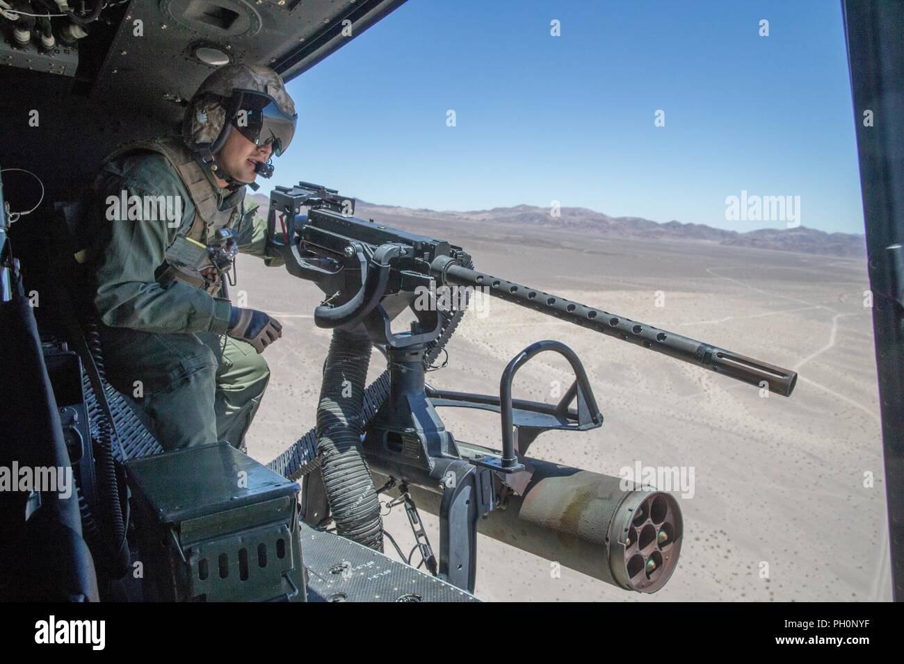 Sgt. Reyes Macedo, un elicottero capo equipaggio con Marine Attacco leggero elicottero Squadron 775, Marine Aircraft Group 41, quarto aeromobile marino ala, si prepara a fornire aria vicino al supporto di Marines conducendo la formazione integrata esercizio 4-18 al Marine Corps Air Ground Centro di combattimento ventinove Palms, California, 18 giugno 2018. HMLA-775, noto anche come "Coyote", purché il combattimento aereo di supporto di elemento a Marina di Massa aria Task Force 23 durante l'ITX 4-18. Foto Stock