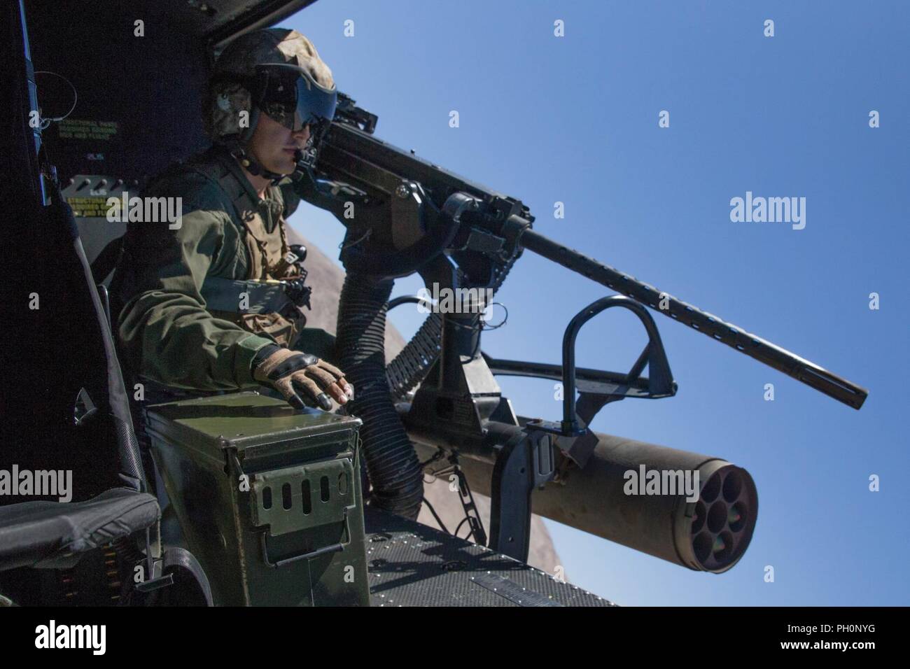 Sgt. Reyes Macedo, un elicottero capo equipaggio con Marine Attacco leggero elicottero Squadron 775, Marine Aircraft Group 41, quarto aeromobile marino ala, si prepara a fornire aria vicino al supporto di Marines conducendo la formazione integrata esercizio 4-18 al Marine Corps Air Ground Centro di combattimento ventinove Palms, California, 18 giugno 2018. HMLA-775, noto anche come "Coyote", purché il combattimento aereo di supporto di elemento a Marina di Massa aria Task Force 23 durante l'ITX 4-18. Foto Stock