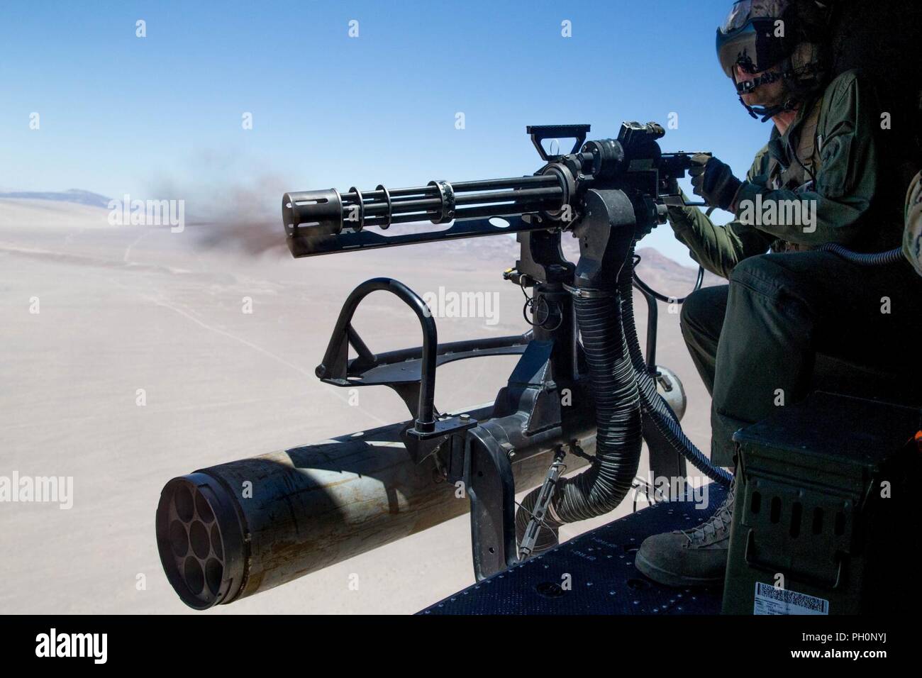 Il personale Sgt. Andrew Weanie, un elicottero capo equipaggio con Marine Attacco leggero elicottero Squadron 775, Marine Aircraft Group 41, quarto aeromobile Marina Wing, incendi un GAU-17 durante la conduzione di un vicino il supporto aereo missione durante la formazione integrata esercizio 4-18 al Marine Corps Air Ground Centro di combattimento ventinove Palms, California, 18 giugno 2018. HMLA-775, noto anche come "Coyote", purché il combattimento aereo di supporto di elemento a Marina di Massa aria Task Force 23 durante l'ITX 4-18. Foto Stock