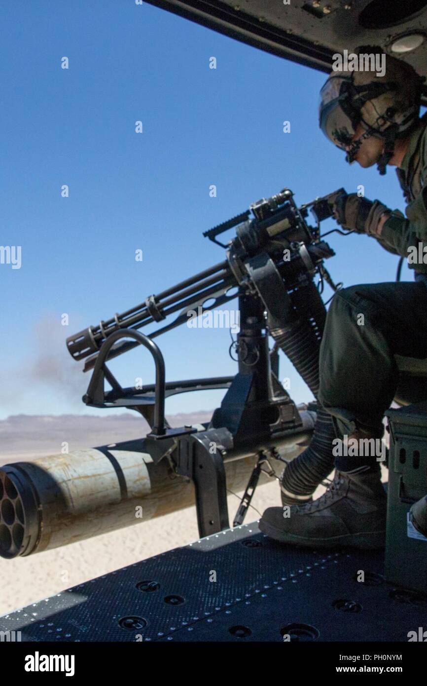 Il personale Sgt. Andrew Weanie, un elicottero capo equipaggio con Marine Attacco leggero elicottero Squadron 775, Marine Aircraft Group 41, quarto aeromobile Marina Wing, incendi un GAU-17 durante la conduzione di un vicino il supporto aereo missione, durante la formazione integrata esercizio 4-18 al Marine Corps Air Ground Centro di combattimento ventinove Palms, California, 18 giugno 2018. HMLA-775, noto anche come "Coyote, " di cui il combattimento aereo di supporto di elemento a Marina di Massa aria Task Force 23 durante l'ITX 4-18. Foto Stock