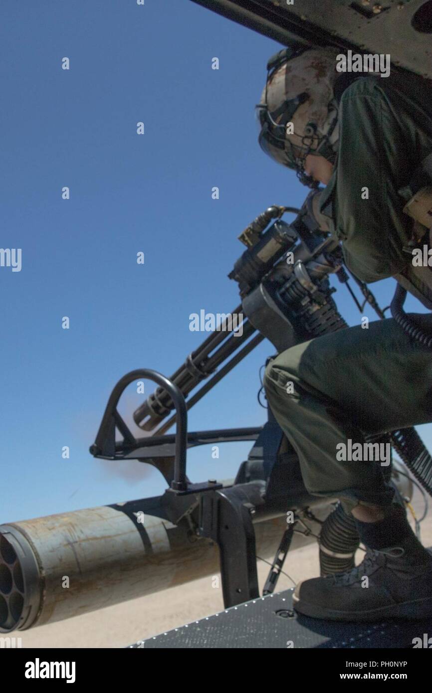 Il personale Sgt. Andrew Weanie, un elicottero capo equipaggio con Marine Attacco leggero elicottero Squadron 775, Marine Aircraft Group 41, quarto aeromobile Marina Wing, incendi un GAU-17 durante la conduzione di un vicino il supporto aereo missione, durante la formazione integrata esercizio 4-18 al Marine Corps Air Ground Centro di combattimento ventinove Palms, California, 18 giugno 2018. HMLA-775, noto anche come "Coyote, " di cui il combattimento aereo di supporto di elemento a Marina di Massa aria Task Force 23 durante l'ITX 4-18. Foto Stock