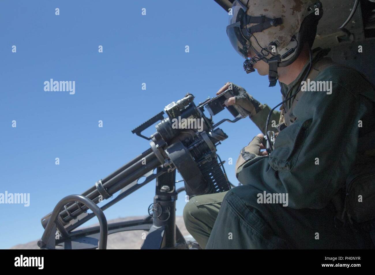 Il personale Sgt. Andrew Weanie, un elicottero capo equipaggio con Marine Attacco leggero elicottero Squadron 775, Marine Aircraft Group 41, quarto aeromobile Marina Wing, osserva gli obiettivi acquisiti durante un aria vicino la missione di supporto durante la formazione integrata esercizio 4-18 al Marine Corps Air Ground Centro di combattimento ventinove Palms, California, 18 giugno 2018. HMLA-775, noto anche come "Coyote, " di cui il combattimento aereo di supporto di elemento a Marina di Massa aria Task Force 23 durante l'ITX 4-18. Foto Stock