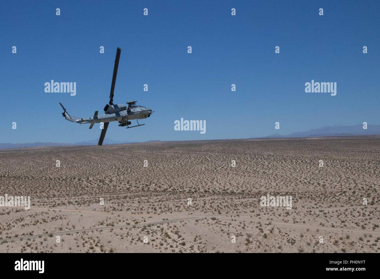 Un AH-1W SuperCobra, con marine Attacco leggero elicottero Squadron 775, Marine Aircraft Group 41, quarto aeromobile Marina Wing, effettua una pausa girare dopo la conduzione di un vicino il supporto aereo missione, durante la formazione integrata esercizio 4-18 al Marine Corps Air Ground Centro di combattimento ventinove Palms, California, 18 giugno 2018. HMLA-775, noto anche come "Coyote, " di cui il combattimento aereo di supporto di elemento a Marina di Massa aria Task Force 23 durante l'ITX 4-18. Foto Stock