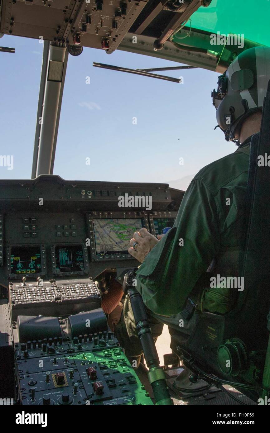 Il Mag. Il Bret Morriss, un UH-1Y Venom pilota con Marine Attacco leggero elicottero Squadron 775, Marine Aircraft Group 41, quarto aeromobile marino ala, si prepara a condurre a chiudere il supporto aereo missione, durante la formazione integrata esercizio 4-18 al Marine Corps Air Ground Centro di combattimento ventinove Palms, California, 18 giugno 2018. HMLA-775, noto anche come "Coyote, " di cui il combattimento aereo di supporto di elemento a Marina di Massa aria Task Force 23 durante l'ITX 4-18. Foto Stock