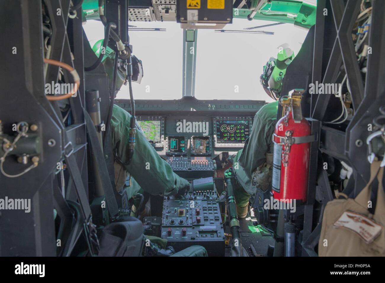 Il Mag. Contrassegnare Mauberret (sinistra) e il Mag. Brett Morriss (a destra), UH-1Y Venom piloti con Marine Attacco leggero elicottero Squadron 775, Marine Aircraft Group 41, quarto aeromobile Marina Wing, prepararsi a condurre a chiudere il supporto aereo missione, durante la formazione integrata esercizio 4-18 al Marine Corps Air Ground Centro di combattimento ventinove Palms, California, 18 giugno 2018. HMLA-775, noto anche come "Coyote, " di cui il combattimento aereo di supporto di elemento a Marina di Massa aria Task Force 23 durante l'ITX 4-18. Foto Stock