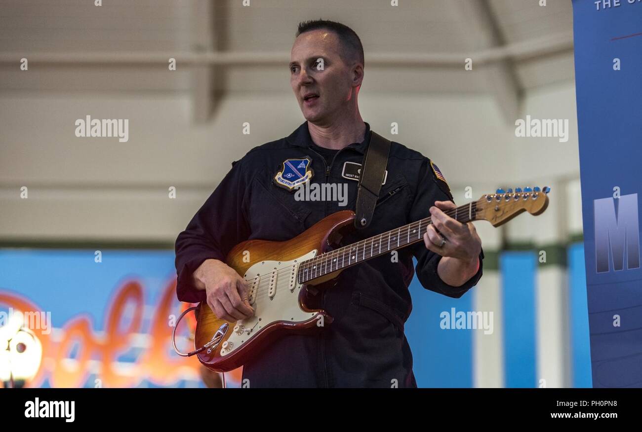 Senior Master Sgt. Matteo Ascione, Max impatto chitarrista, suona la chitarra elettrica Giugno 16, 2018 sul palco per spettacoli a Rehoboth Beach, Del. Ascione ha il dazio supplementare come il capo della sezione di outreach e relazioni con i media per l'organizzazione. Impatto Max, il premier rock band di U.S. Air Force, è stazionato a base comune Anacostia-Bolling a Washington D.C. Foto Stock