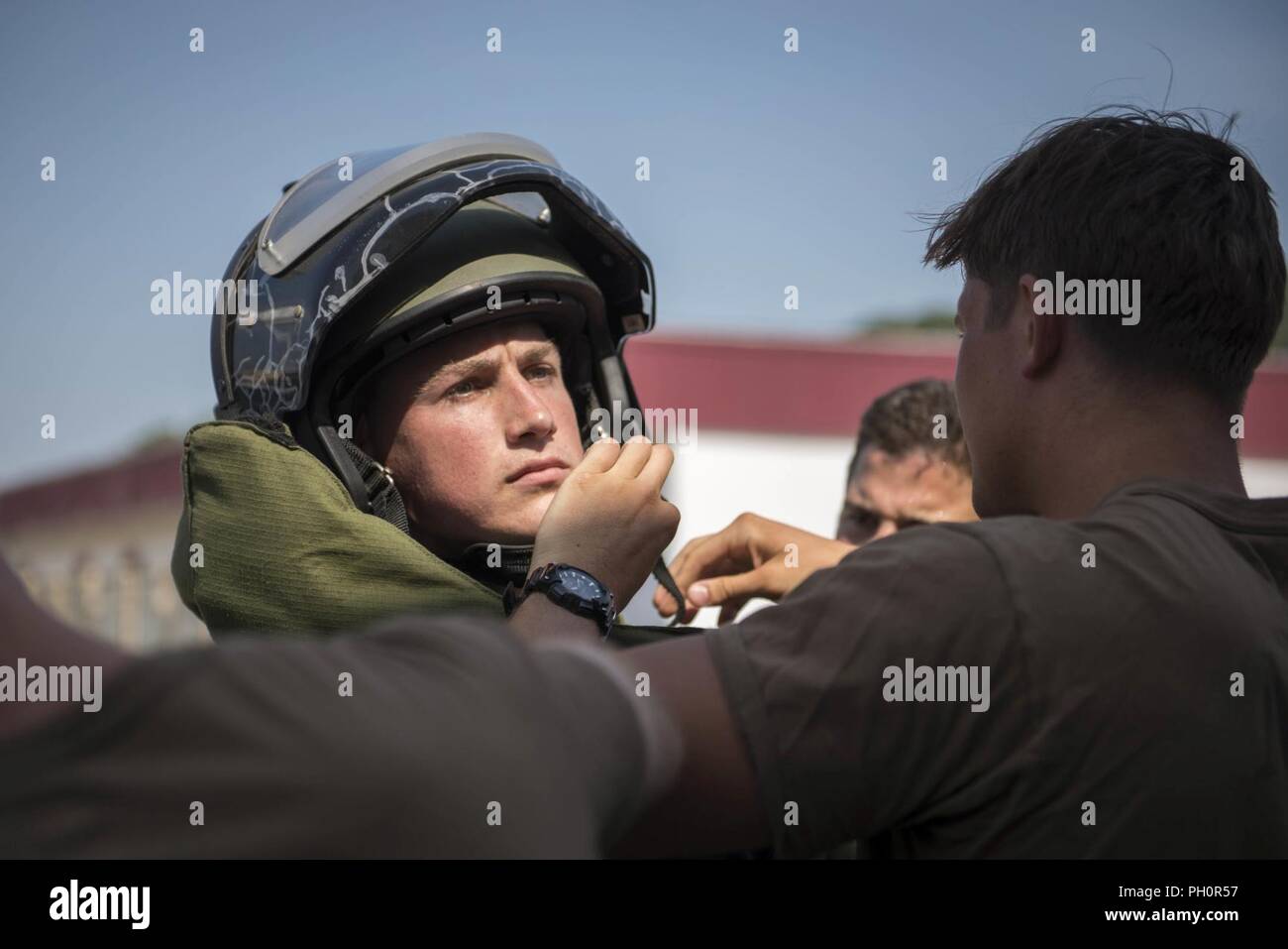 VIRGINIA BEACH, Va. (19 giugno 2018) il guardiamarina 1a classe Nicholas Sieja, una riserva navale addestramento ufficiali Corps (NROTC) guardiamarina dalla Duke University, indossa un contrassegno 9 tuta bomba prima di un test di agilità come parte di un'eliminazione degli ordigni esplosivi (EOD) summer cruise presso l'eliminazione degli ordigni esplosivi gruppo (EODGRU) 2 sede centrale sul giunto di base Expeditionary Little Creek. L'EOD estate crociere è utilizzato per identificare potenziali EOD ufficiali da NROTC E GLI STATI UNITI Naval Academy prima della loro senior year. Foto Stock