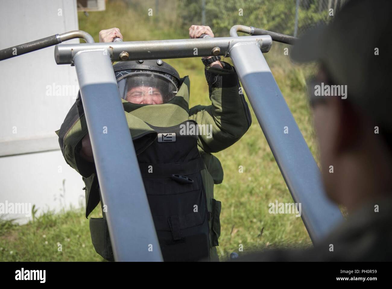 VIRGINIA BEACH, Va. (19 giugno 2018) il guardiamarina 1a classe Nicholas Sieja, una riserva navale addestramento ufficiali Corps (NROTC) guardiamarina dalla Duke University, i tentativi di pull-up indossando un contrassegno 9 tuta bomba durante un test di agilità come parte di un'eliminazione degli ordigni esplosivi (EOD) summer cruise presso l'eliminazione degli ordigni esplosivi gruppo (EODGRU) 2 sede centrale sul giunto di base Expeditionary Little Creek. L'EOD estate crociere è utilizzato per identificare potenziali EOD ufficiali da NROTC E GLI STATI UNITI Naval Academy prima della loro senior year. Foto Stock