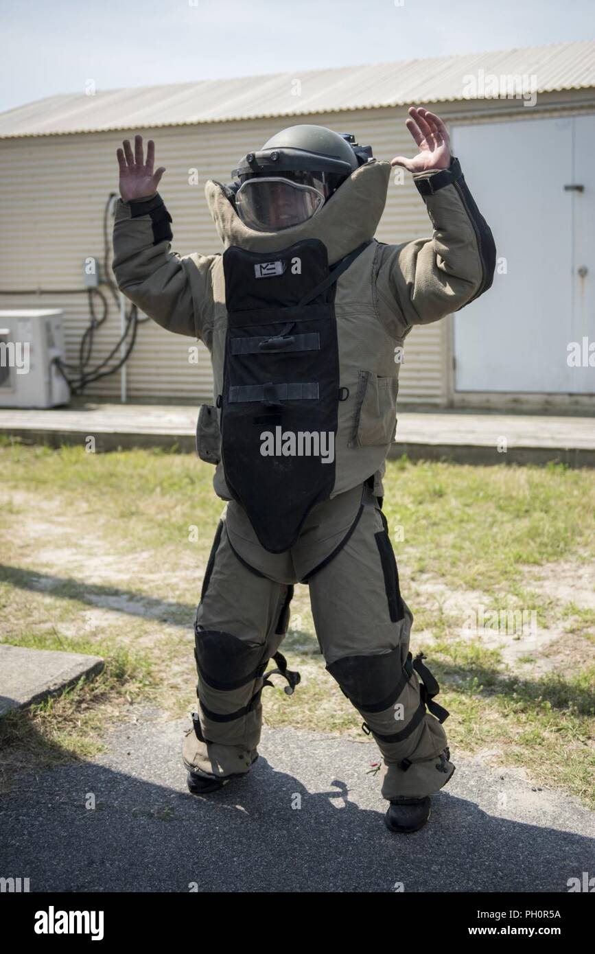 VIRGINIA BEACH, Va. (19 giugno 2018) il guardiamarina 1a classe Jesse Wylie, U.S. Accademia navale guardiamarina, non jumping jack indossando un contrassegno 9 tuta bomba durante un test di agilità come parte di un'eliminazione degli ordigni esplosivi (EOD) summer cruise presso l'eliminazione degli ordigni esplosivi gruppo (EODGRU) 2 sede centrale sul giunto di base Expeditionary Little Creek. L'EOD estate crociere è utilizzato per identificare potenziali EOD ufficiali da NROTC E GLI STATI UNITI Naval Academy prima della loro senior year. Foto Stock