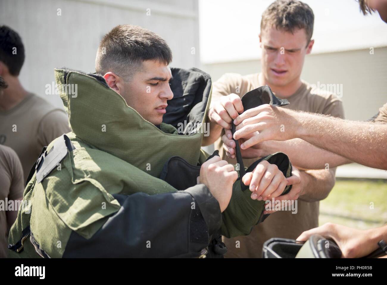 VIRGINIA BEACH, Va. (19 giugno 2018) il guardiamarina 1a classe Jackson Whitehouse, una riserva navale addestramento ufficiali Corps (NROTC) guardiamarina dall'Università di Yale, indossa un contrassegno 9 tuta bomba prima di un test di agilità come parte di un'eliminazione degli ordigni esplosivi (EOD) summer cruise presso l'eliminazione degli ordigni esplosivi gruppo (EODGRU) 2 sede centrale sul giunto di base Expeditionary Little Creek. L'EOD estate crociere è utilizzato per identificare potenziali EOD ufficiali da NROTC E GLI STATI UNITI Naval Academy prima della loro senior year. Foto Stock