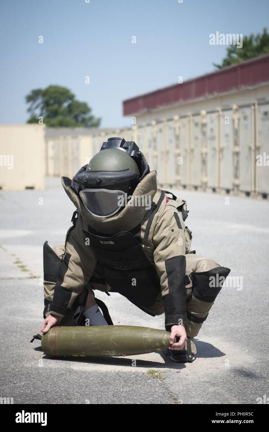 VIRGINIA BEACH, Va. (19 giugno 2018) UN U.S. Accademia navale guardiamarina solleva un inerte 155mm guscio di artiglieria indossando un contrassegno 9 tuta bomba durante un test di agilità come parte di un'eliminazione degli ordigni esplosivi (EOD) summer cruise presso l'eliminazione degli ordigni esplosivi gruppo (EODGRU) 2 sede centrale sul giunto di base Expeditionary Little Creek. L'EOD estate crociere è utilizzato per identificare potenziali EOD ufficiali dalla base navale di riserva per la formazione di ufficiali Corps (NROTC) e gli Stati Uniti Naval Academy prima della loro senior year. Foto Stock