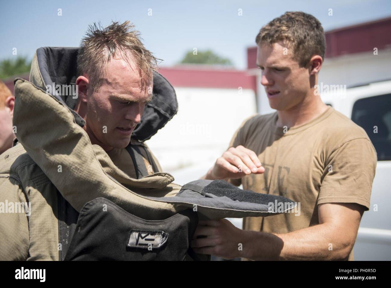 VIRGINIA BEACH, Va. (19 giugno 2018) il guardiamarina 1a classe Jesse Wylie, U.S. Accademia navale guardiamarina, doffs un contrassegno 9 tuta bomba a seguito di un test di agilità come parte di un'eliminazione degli ordigni esplosivi (EOD) summer cruise presso l'eliminazione degli ordigni esplosivi gruppo (EODGRU) 2 sede centrale sul giunto di base Expeditionary Little Creek. L'EOD estate crociere è utilizzato per identificare potenziali EOD ufficiali dalla base navale di riserva per la formazione di ufficiali Corps (NROTC) e gli Stati Uniti Naval Academy prima della loro senior year. Foto Stock