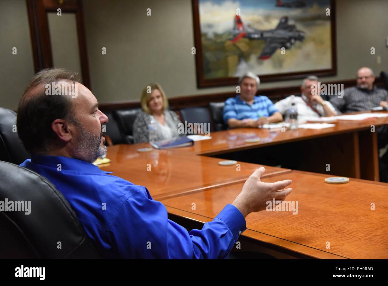 Stephen Ellis, 2a Air Force ?, offre commento durante il centrato sullo studente Learning Community Forum in Stennis Hall a Keesler Air Force Base, Mississippi, 18 giugno 2018. I membri della seconda AF e la 335Training Squadron ha ospitato il forum per discutere il continuum di iniziativa di apprendimento. Il CoL iniziativa è un turno di lavoro per una migliore messa a fuoco come gli avieri imparare da integrare istruzione, di formazione e di esperienza con un obiettivo finale di creare una cultura di apprendimento permanente. Foto Stock