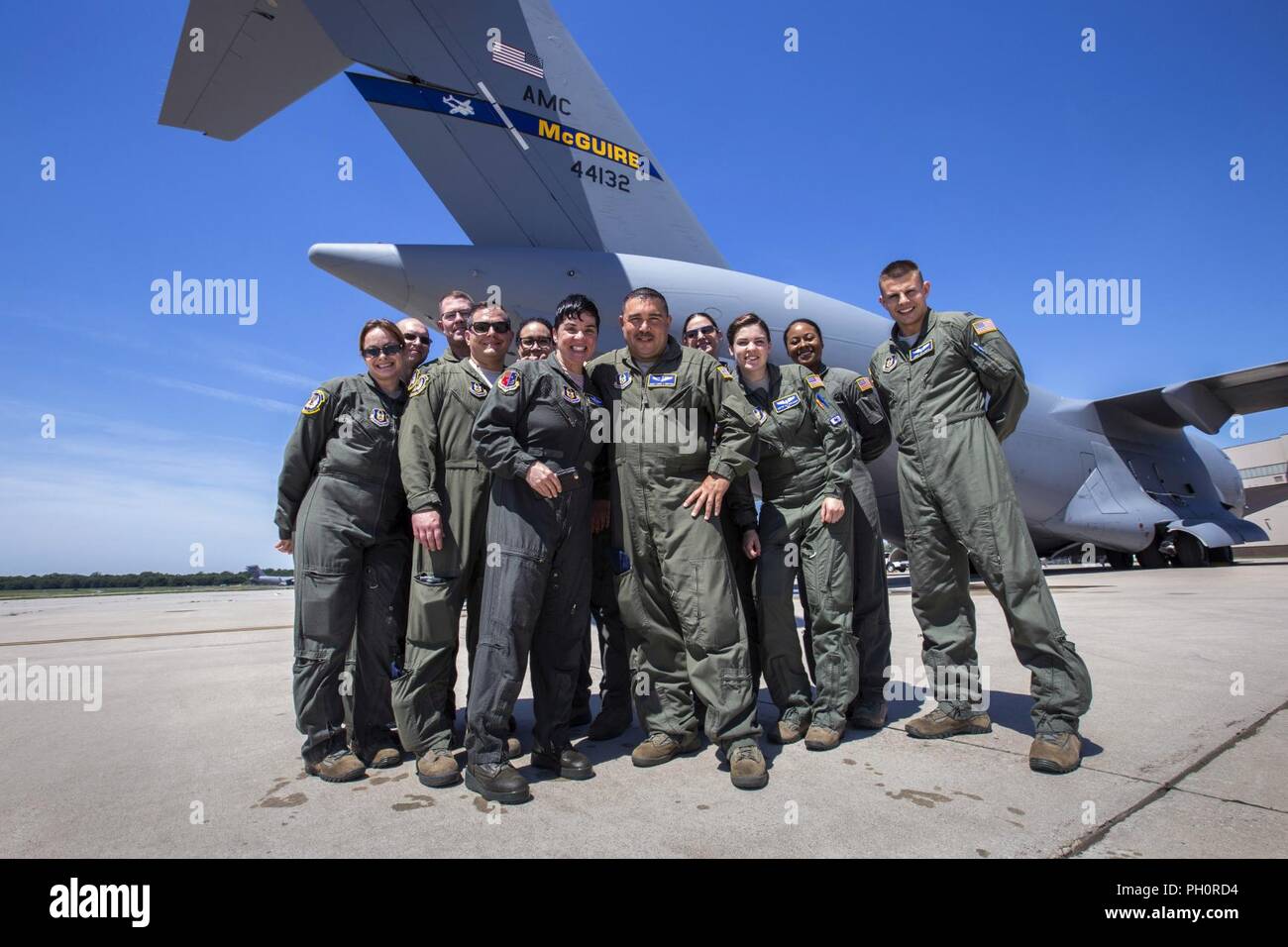 Stati Uniti Air Force Senior Master Sgt. Jennifer R. Mosè, centro 514th senior esaminatore di volo e il sottufficiale responsabile delle norme e delle valutazioni effettuate con l'Istituto di medicina aeronautica 514th squadrone di evacuazione (AES), 514th aria mobilità ala, posa per una foto con AES cittadino riserva aviatori dopo il suo ultimo volo a base comuneGuire-Dix Mc-Lakehurst, N.J., 17 giugno 2018. L'ultimo volo, o fini-volo, è una tradizione tra aria equipaggio per celebrare un ultimo volo con la loro unità, o su una certa cellula. Il 514th è una Forza Aerea di riserva dell'unità di comando. Foto Stock