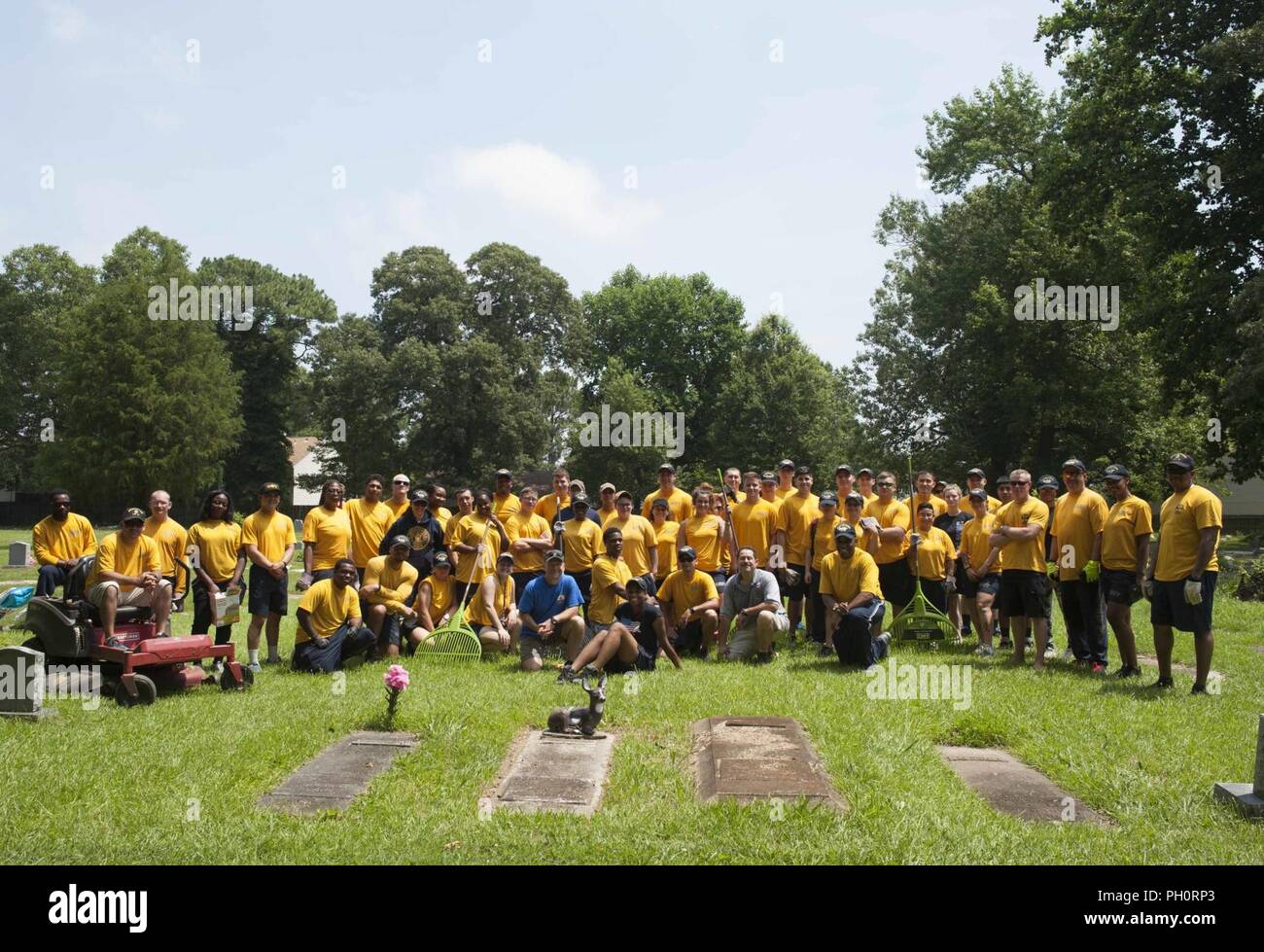 VIRGINIA BEACH, Va. (18 giugno 2018) marinai assiged per la portaerei USS George H.W. Bussola (CVN 77) e Mare elicottero Combat Squadron (HSC) 2 posa per una foto di gruppo a Jones Memorial Park in Virginia Beach, Virginia durante un relazioni comunitarie progetto. Come un compleanno omaggio alla nave l'omonimo, e che rappresenta il suo celebre "mille punti di luce l' intervento, circa 1.000 GHWB Membri di equipaggio ha preso parte a uno dei più grandi a singolo giorno relazione comunitaria (COMREL) eventi in 44 località diverse in tutta l'Hampton Roads Area. George H.W. Bush girato 94 il 12 giugno. Foto Stock