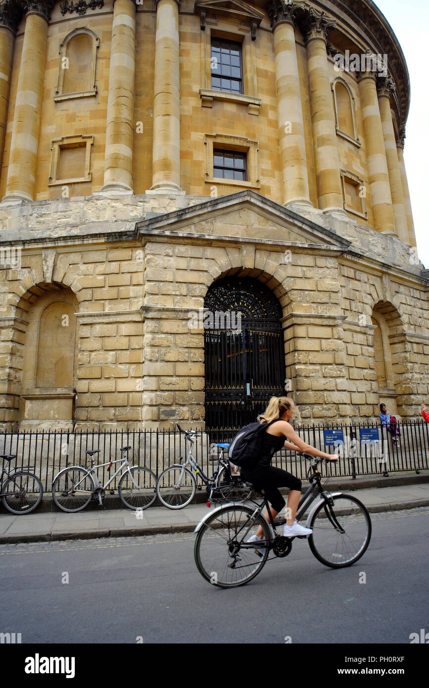 Radcliffe Camera e il ciclista, Oxford University, Oxfordshire, England, Regno Unito Foto Stock