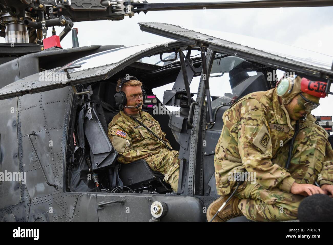 Warrant Officer Aaron Swenson, Sgt. Ryan Perea e PFC. Javane Moulton assegnato alla Task Force Viper° Battaglione, 3° Reggimento di aviazione, XII Combattere la Brigata Aerea effettuare manutenzione su AH-64 Apache elicottero durante lo sciopero di Saber 18 esercizi a Bemowo Piskie Area Formazione in Orzysz, Polonia, 14 giugno 2018. Foto Stock